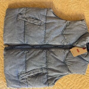 🧥 Levi’s Puffer Vest – Chambray Blue – NWT